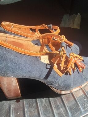 Women’s Navy and Tan Tassel Block-Heel Shoes